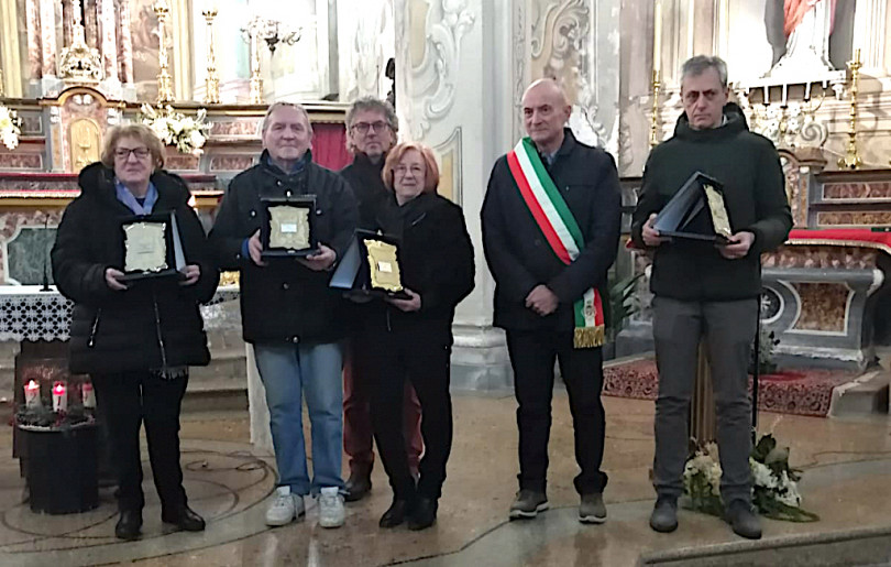 La consegna delle targhe ai 75enni di Serralunga di Crea